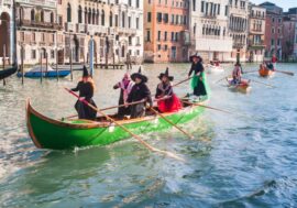 A Venezia torna la 44ª “Regata delle Befane”. E la vecchina buona, conquista la laguna