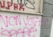 Imbrattato l’ufficio di Klaus Davi a Milano, “Non votare spara”