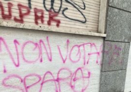 Imbrattato l’ufficio di Klaus Davi a Milano, “Non votare spara”