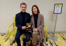 La panchina gialla “Vincere la Trombosi” esposta a Palazzo Pirelli di Milano