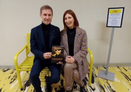 La panchina gialla “Vincere la Trombosi” esposta a Palazzo Pirelli di Milano