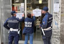 Milano, negozio di viale Tunisia chiuso dalla Polizia locale per vendita di alcolici fuori dall’orario consentito
