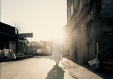 Milano, a Palazzo Morando apre la mostra “Pippa Bacca: Innesti” con le foto dell’ultima performance ‘Sposa in viaggio’