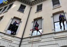 Spiderman volanti consegnano uova di Pasqua ai bambini ricoverati al Reparto Pediatria del Policlinico di Milano