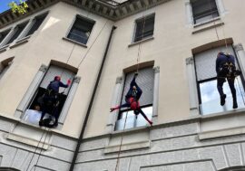 Spiderman volanti consegnano uova di Pasqua ai bambini ricoverati al Reparto Pediatria del Policlinico di Milano