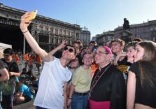 Milano, in piazza Duomo l’arcivescovo Delpini consegna il mandato agli animatori degli oratori estivi