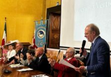 Il cronista racconta la storia di Genova con fotografie, musica, poesie e abiti delle varie epoche