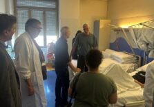 Regione Lombardia, l’assessore Bertolaso visita e porta doni e beni di prima necessità ai bambini di Gaza