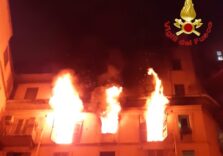 Incendio in un palazzo a Milano, donna presa dal panico si butta dal quinto piano e muore
