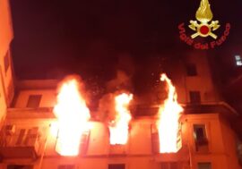 Incendio in un palazzo a Milano, donna presa dal panico si butta dal quinto piano e muore