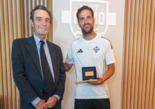 Regione Lombardia premia l’allenatore del Como Fàbregas con la Rosa Camuna