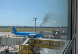 Incendio nel campo nomadi di via Toffetti a Milano, alta colonna di fumo
