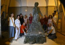 Milano, la statua “La libertà” di Vincenzo Vela torna al Cimitero Monumentale  