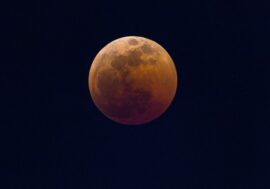 Dove osservare l’eclissi totale della Luna. Telescopi della SAT pronti a Platamona