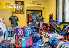 Varese, sequestrati 820 prodotti contraffatti delle squadre di calcio