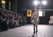 Milano, modelle con disabilità sfilano nella piazza coperta più grande d’Europa