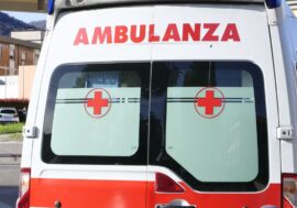 Scuolabus finisce fuori strada in Valtellina, 5 i feriti