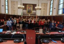 Milano, il Consiglio comunale unito da un filo rosso per dire NO alla violenza sulle donne