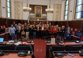 Milano, il Consiglio comunale unito da un filo rosso per dire NO alla violenza sulle donne