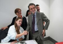 Antinfluenzale: il governatore Fontana dà l’esempio vaccinandosi nel corso dell’evento “VaccinAzione”