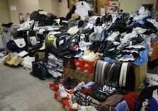 Milano, sequestrati oltre 4mila capi d’abbigliamento per un valore di 20mila euro dalla Polizia locale