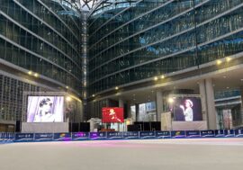 Palazzo Lombardia rende omaggio a Ornella Vanoni proiettando sue immagini sulle note di “Senza fine”