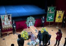 In centinaia in fila per l’ultimo saluto a Ornella Vanoni, aperta la camera ardente a Milano. Applausi all’arrivo del feretro