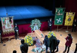 In centinaia in fila per l’ultimo saluto a Ornella Vanoni, aperta la camera ardente a Milano. Applausi all’arrivo del feretro