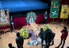 Chiusa la camera ardente di Ornella Vanoni a Milano, in tanti per l’ultimo saluto