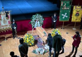 Chiusa la camera ardente di Ornella Vanoni a Milano, in tanti per l’ultimo saluto