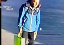 Donna accoltellata in piazza Gae Aulenti a Milano, la vittima è stata scelta a caso dall’aggressore / Video