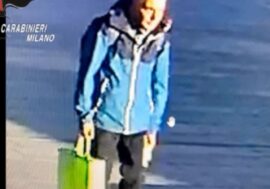 Donna accoltellata in piazza Gae Aulenti a Milano, la vittima è stata scelta a caso dall’aggressore / Video