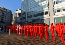 Milano, Palazzo Pirelli si tinge di rosso contro la violenza sulle donne con i manichini di Elend Zyma tinti di rosso