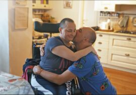 Giornata Nazionale delle Cure Palliative: Elio dà voce a VIDAS che dal 1982 assiste gratuitamente i malati inguaribili e le loro famiglie nel Milanese