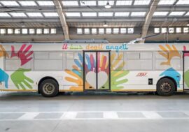 La solidarietà torna a percorrere le strade di Milano con il Bus degli Angeli