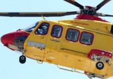 Elicottero con a bordo 4 persone precipita in Valtellina, un morto e tre feriti