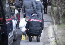 Giovane donna trovata morta nel cortile di uno stabile a Milano, si indaga per omicidio