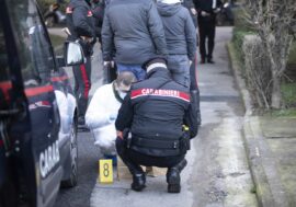 Giovane donna trovata morta nel cortile di uno stabile a Milano, si indaga per omicidio
