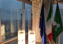 Esposte al 39° piano di Palazzo Lombardia le torce olimpiche e paralimpiche di Milano Cortina 2026