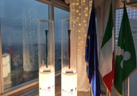 Esposte al 39° piano di Palazzo Lombardia le torce olimpiche e paralimpiche di Milano Cortina 2026