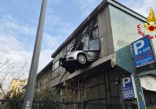 Milano, anziano sbaglia manovra e rimane in bilico in un garage: salvato dai Vigili del Fuoco