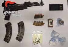 Aveva kalashnikov con colpo in canna e droga, arrestato un 26enne a Milano