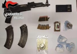 Aveva kalashnikov con colpo in canna e droga, arrestato un 26enne a Milano