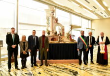 Al Consiglio regionale lombardo arriva Natale con il presepe, l’albero e la mostra di Francesco Sbolzani