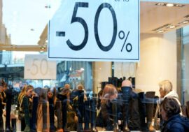 Saldi al via sabato a Milano, spesa media a persona stimata in 160 euro