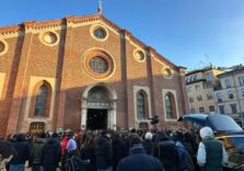 Tragedia di Crans Montana, a Milano l’ultimo saluto ad Achille Barosi e Chiara Costanzo
