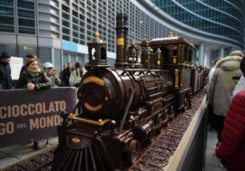 Milano, presentato in piazza Città di Lombardia il treno di cioccolato più lungo del mondo