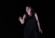 Milano, Arianna Scommegna protagonista de “Il buio oltre la siepe” al Teatro Wagner