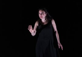 Milano, Arianna Scommegna protagonista de “Il buio oltre la siepe” al Teatro Wagner