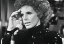 Milano ricorda Ornella Vanoni con una targa davanti al Teatro Strehler